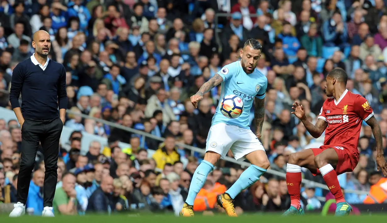 Pemain Manchester City, Nicolas Otamendi berusaha melewati pemain Liverpool, Georginio Wijnaldum saat pertandingan Liga Inggris di Stadion Etihad, Manchester (9/9). Pada pertandingan itu Manchester City menang 5-0 atas Liverpool. (AP Photo/Rui Vieira)