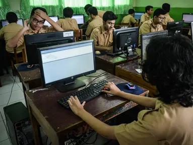 Sejumlah pelajar tingkat SMA melakukan uji coba Ujian Nasional berbasis Komputer, di SMA Negeri 30, Jakarta, Rabu (1/4/2015). Kemendikbud akan melakukan ujicoba ujian nasional (UN) online mulai pekan depan. (Liputan6.com/Faizal Fanani)