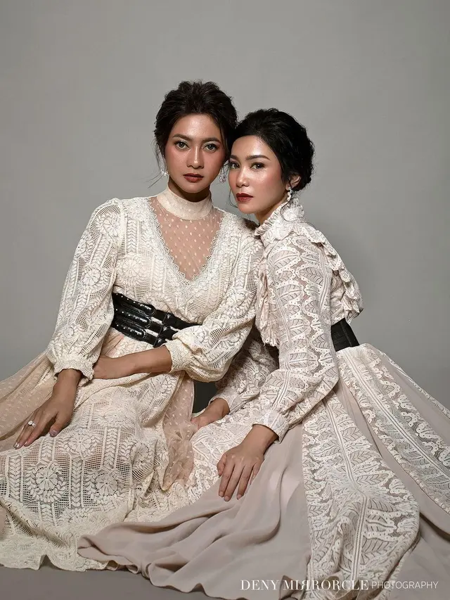 6 Pemotretan Bunga Zainal, Ririn Dwi Ariyanti, dan Rini Yulianti, Bak Kembar