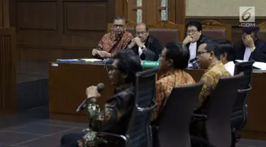 Terdakwa kasus dugaan suap proyek PLTU Riau-1 yang juga mantan Dirut PLN, Sofyan Basir (kiri) menyimak keterangan saksi saat menjalani sidang lanjutan di Pengadilan Tipikor, Jakarta, Senin (15/7/2019). Sidang beragendakan mendengar keterangan saksi-saksi. (Liputan6.com/Helmi Fithriansyah)