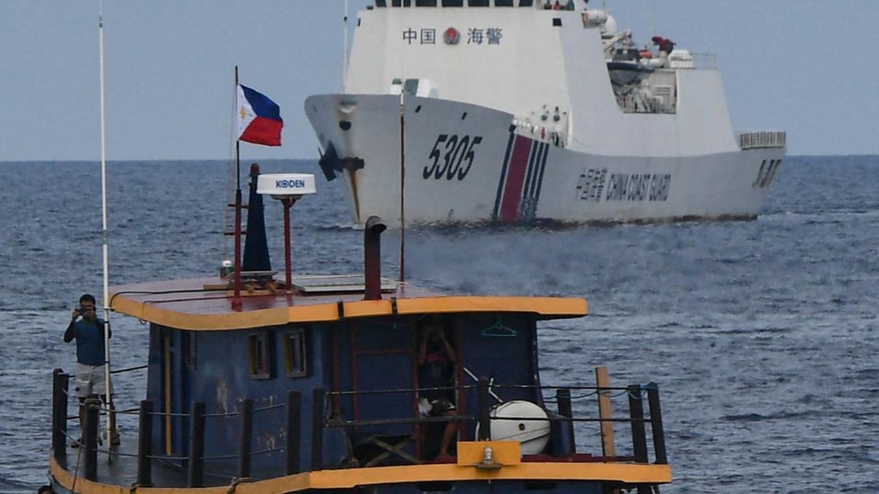 Momen menegangkan ini berhasil diambil oleh jurnalis AFP yang berada di atas BRP Cabra, salah satu dari dua kapal Penjaga Pantai Filipina.