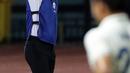 Pelatih Timnas Indonesia U-19, Shin Tae Yong memberi arahan kepada timnya saat melawan Thailand U-19 pada lanjutan penyisihan grup A Piala AFF U-19 2022 di Stadion Patriot Candrabhaga, Bekasi, Jawa Barat, Rabu (6/7/2022). Timnas Indonesia U-19 harus puas dengan hasil imbang 0-0. (Liputan6.com/Helmi Fithriansyah)