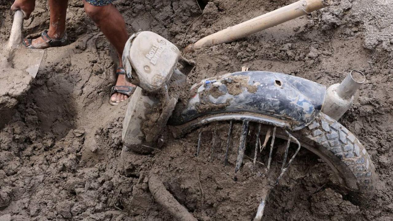 Sedikitnya 42 orang tewas setelah danau glasial meluap dan memicu banjir pada pekan ini. Sementara<br>kata pejabat pemerintah tim penyelamat masih terus berupaya mencari hampir 150 orang lainnya yang masih hilang.<br>