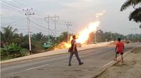 Pipa gas Chevron semburkan api setinggi tiga meter. (Liputan6.com/M Syukur)