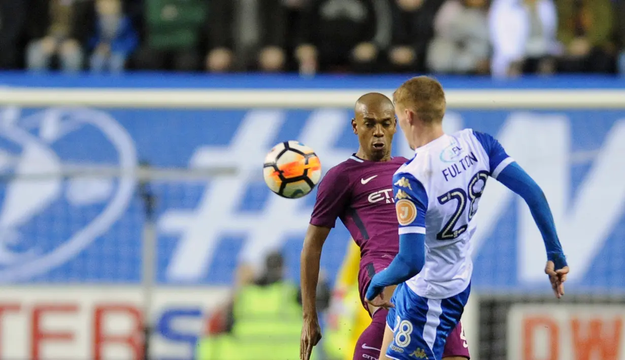 Pemain Wigan Athletic, Jay Fulton berebut bola bola dengan pemain Manchester City, Fernandinho pada babak kelima Piala FA di DW Stadium, Senin (19/2). Manchester City City disingkirkan oleh tim divisi ketiga Wigan Athletic dengan skor 1-0. (AP/Rui Vieira)