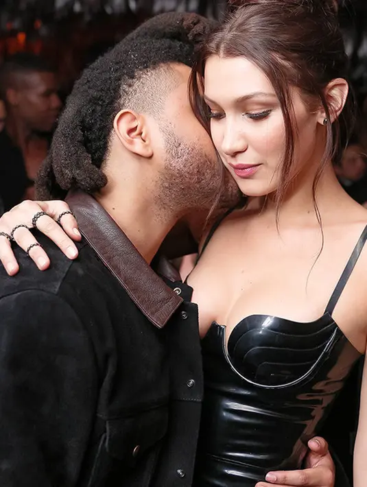 Bella dan The Weeknd terlihat duduk bersebelahan dan sangat mesra. (tatler.ru)