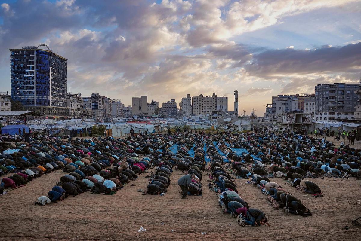 FOTO: Salat Idul Fitri di Tengah Reruntuhan Gaza