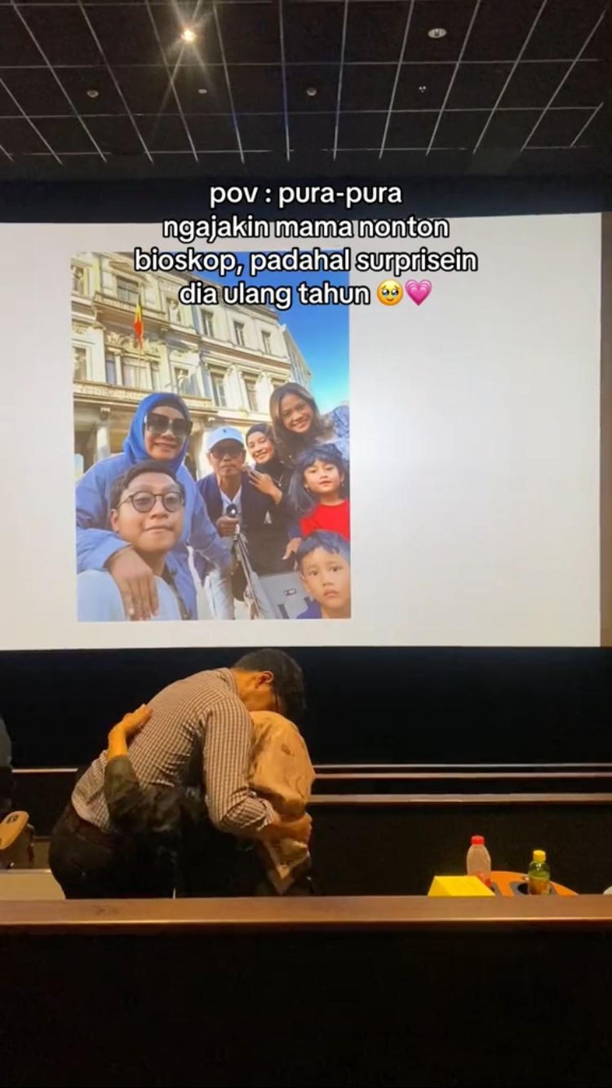 Bikin Haru, Momen Anak Sewa Bioskop untuk Berikan Kejutan Ulang Tahun untuk Mamanya Ini Viral