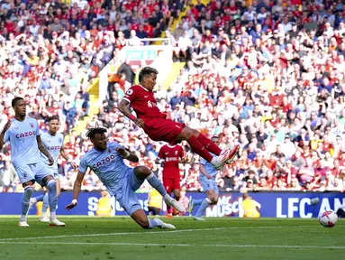 Pemain Liverpool Roberto Firmino mencetak gol ke gawang Aston Villa pada pertandingan sepak bola Liga Inggris di Stadion Anfield, Liverpool, Inggris, Sabtu (20/5/2023). (Peter Byrne/PA via AP)