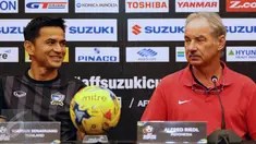 Pelatih Thailand, Kiatisuk Senamuang (kiri) bersama Alfred Riedl saat memberi keterangan jelang laga final di Hotel Aston, Bogor, Selasa (13/12). Indonesia akan melakoni laga melawan Thailand di Stadion Pakansari (14/12). (Liputan6.com/Helmi Fithriansyah)