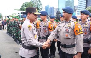 Kapolda Metro Jaya Irjen Pol Asep Edi Suheri saat&nbsp;apel kesiapsiagaan tanggap darurat bencana di Lapangan Presisi Ditlantas Polda Metro Jaya, Rabu (5/11/2025). (Liputan6.com/Ady Anugrahadi)