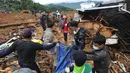 Tim SAR dibantu warga sekitar mengevakuasi jenazah korban longsor di Dusun Cimapag, Desa Sirnaresmi, Kecamatan Cisolok, Sukabumi, Selasa (1/1). Longsor mengakibatkan 30 rumah yang dihuni 107 jiwa tertimbun. (merdeka.com/Arie Basuki)