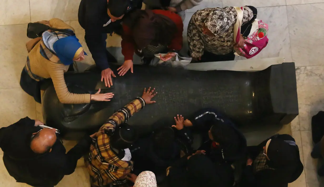Anak-anak penyandang tunanetra dibantu untuk menyentuh sebuah artefak di Museum Mesir di Kairo, Mesir (13/1/2020). Pada tanggal 28 Januari 2011 saat Revolusi Mesir 2011, museum ini didobrak oleh ratusan orang dan dua mumi dilaporkan hancur.  (Xinhua/Ahmed Gomaa)