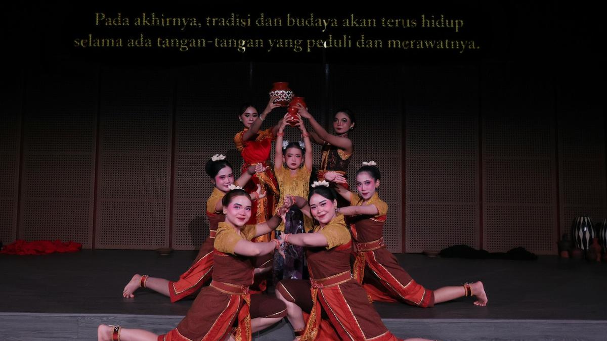 Tari Obah Gerabah Tampil Memukau untuk Mengangkat Semangat Gotong Royong