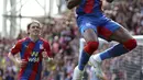 Pemain Crystal Palace Wilfried Zaha melompat ke udara saat merayakan gol ke gawang Manchester United pada pertandingan sepak bola Liga Inggris di Stadion Selhurst Park, London, Inggris, 22 Mei 2022. Manchester United kalah 0-1. (AP Photo/Ian Walton)