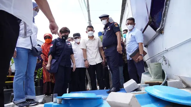 KKP menyegel Unit Pengolahan Ikan CV. IP di Muara Baru, Jakarta Utara. (Dok KKP)