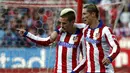 Antoine Griezmann berselebrasi bersama Fernando Torres usai mencetak gol ke gawang Real Sociedad di Stadion Vicente Calderon, (8/4/2015).  (REUTERS/Susana Vera)
