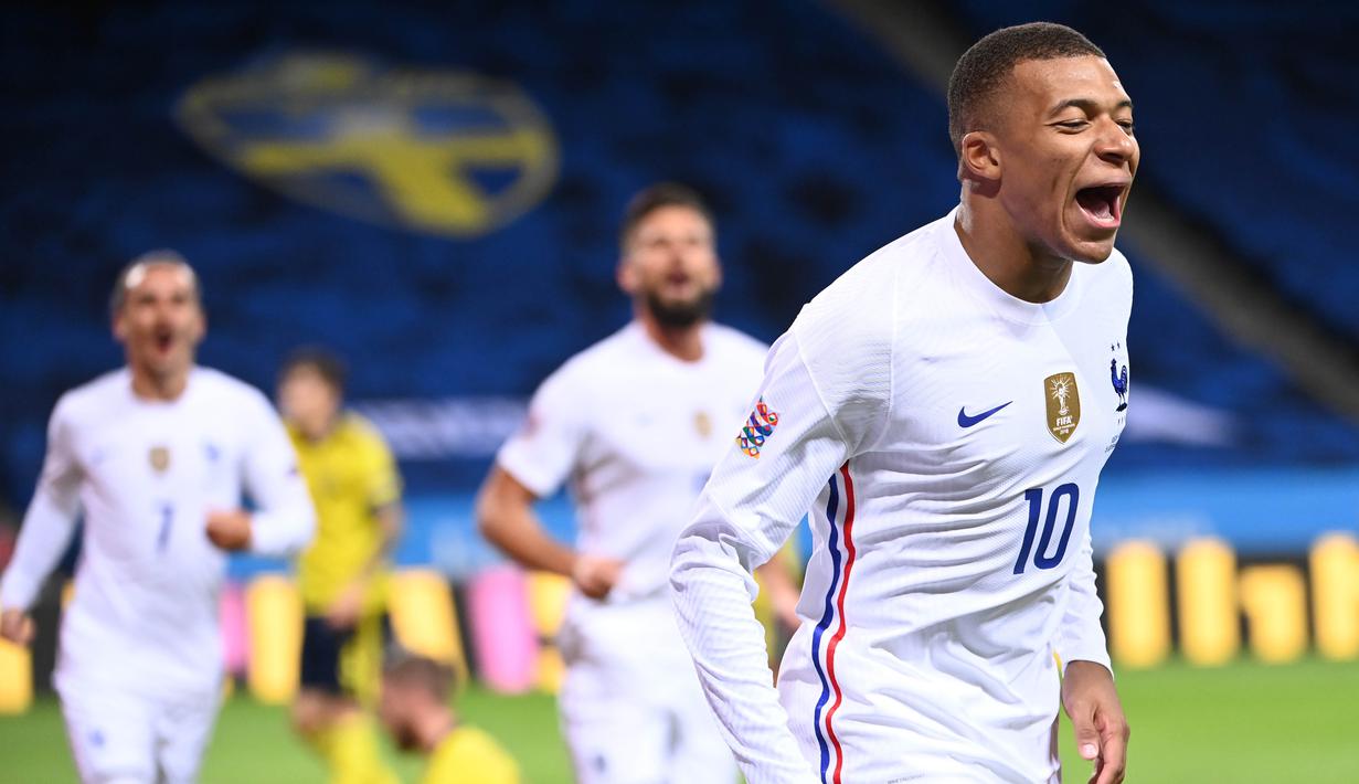 Penyerang Prancis, Kylian Mbappe, melakukan selebrasi usai mencetak gol ke gawang Swedia pada laga UEFA Nations League di Friends Arena, Minggu (6/9/2020). Prancis menang 1-0 atas Swedia. (Christine Olsson/TT via AP)