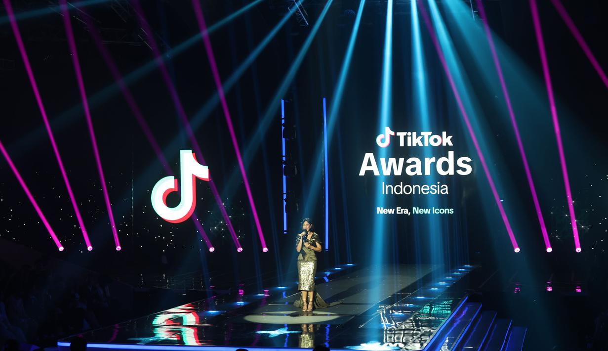 Kemeriahan malam puncak TikTok Awards Indonesia 2025 di Studio Emtek City Indosiar, Jakarta, pada Jumat (21/11/2025) malam. TikTok resmi menobatkan 19 pemenang dari 16 kategori dalam malam puncak TikTok Awards Indonesia 2025 yang digelar pada Jumat (21/11/2025). (Kapanlagi.com/Budy Santoso)