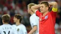 Kekecewaan kapten Inggris Steven Gerrard di laga 16 besar PD 2010 melawan Jerman di Free State stadium, Bloemfontein, 27 Juni 2010. Inggris kalah 1-4. AFP PHOTO / CHRISTOPHE SIMON 