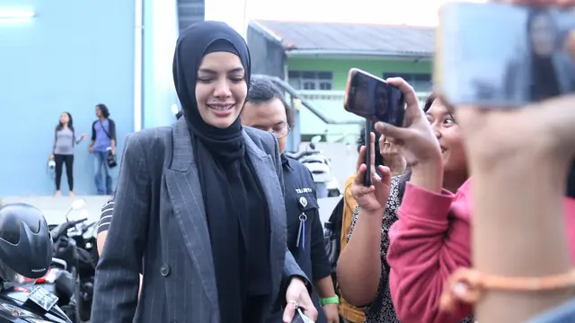 [Bintang] Nikita Mirzani Berhijab