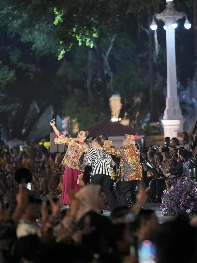 Tangkapan layar instagaram Menteri Keuangan (Menkeu) Sri Mulyani Indrawati saat hadir dalam acara Istana Berbatik. Sri Mulyani menulis bahwa Batik berasal dari Bahasa Jawa, yaitu “amba” yang berarti menulis dan juga kata “titik”. (@smindrawati)
