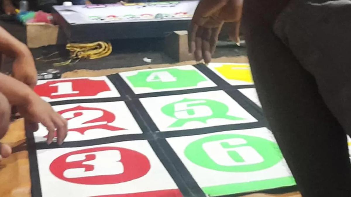 Polisi diduga jadi bandar judi bola guling di rumah duka di Malaka, NTT. Warga ngamuk hingga tahan mobil pelaku. Meja judi dilengkapi remote control untuk manipulasi permainan.