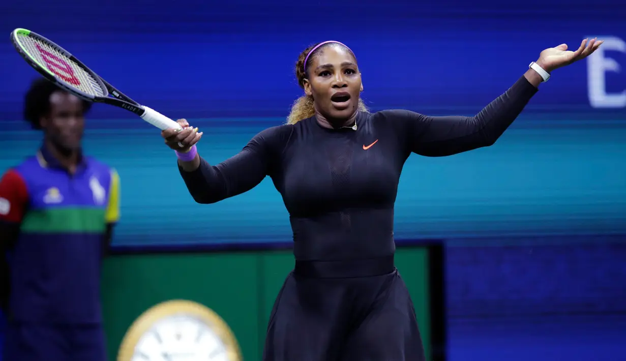 Petenis Serena Williams mengangkat tangannya setelah kehilangan satu poin dari Caty McNally selama putaran kedua turnamen tenis AS Terbuka di New York, Amerika Serikat, Rabu (28/8/2019). Williams menang 5-7, 6 -3, 6-1. (AP Photo/Charles Krupa)