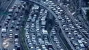 Jelang libur panjang yang jatuh pada tanggal 5 dan 6 Mei, ribuan kendaraan terjebak macet di Tol Dalam Kota arah Tol Cikampek, Jakarta, Rabu (4/5). Foto diambil pada sore hari sekitar pukul 5. (Liputan6.com/Gempur M Surya)