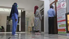 Sejumlah tenaga kesehatan calon penerima vaksin dalam simulasi pemberian vaksin COVID-19 di RSIA Tambak, Jakarta, Rabu (13/10/2021). Simulasi digelar sebagai persiapan penyuntikan vaksinasi COVID-19 tahap pertama untuk tenaga kesehatan di Jakarta. (Liputan6.com/Herman Zakharia)