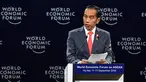 Presiden Joko Widodo atau Jokowi menyampaikan pidatonya pada pembukaan World Economic Forum on ASEAN di National Convention Centre di Hanoi, Vietnam, Rabu (12/9). (NHAC NGUYEN/AFP)