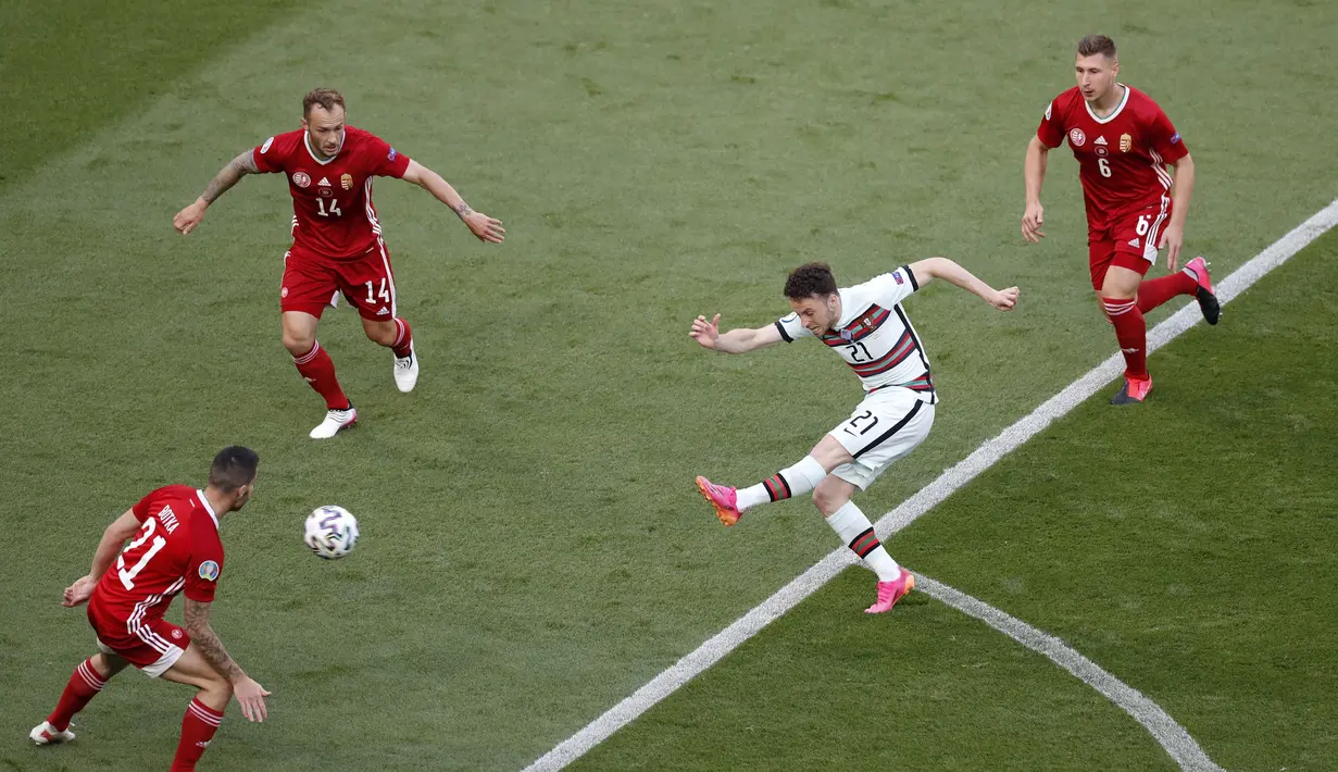 Penyerang Portugal, Diogo Jota menembak bola dari kawalan tiga pemain Hungaria pada pertandingan grup F Euro 2020 di stadion Ferenc Puskas di Budapest, Hungaria, Selasa (15/6/2021). Portugal menang atas Hungaria 3-0. (AP Photo/Laszlo Balogh, Pool)