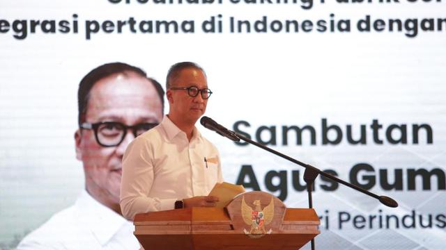 Sinar Mas melalui anak usaha menggandeng Trina Solar untuk mengembangkan pabrik manufaktur sel surya dan modul surya terintegrasi pertama di Indonesia. Turut hadir dalam peresmian Menteri Perindustrian Agus Gumiwang Kartasasmita. (Dok Sinar Mas)