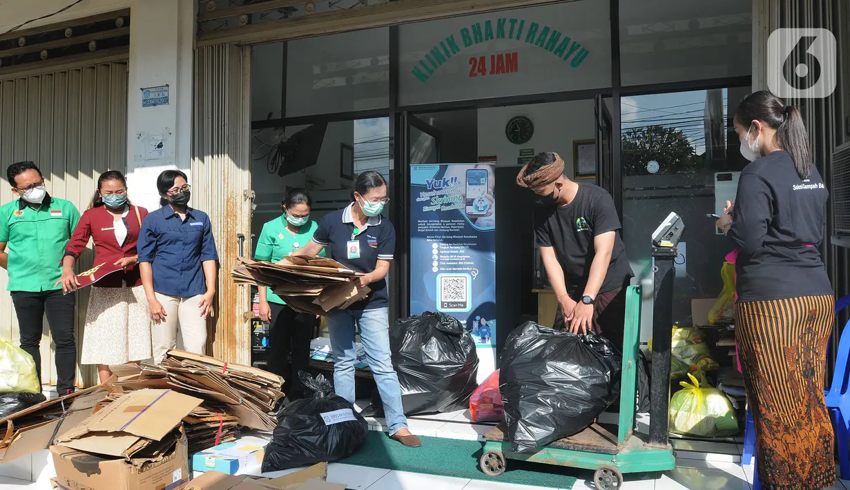 <p>Faskes antre menyetorkan sampah daur ulang yang berasal dari masyarakat dan Faskes  untuk membantu melunasi tunggakan peserta BPJS Kesehatan Badung di Klinik Bhakti Rahayu Dalung, Badung, Bali, Jumat (6/5/20222). (merdeka.com/Arie Basuki)</p>