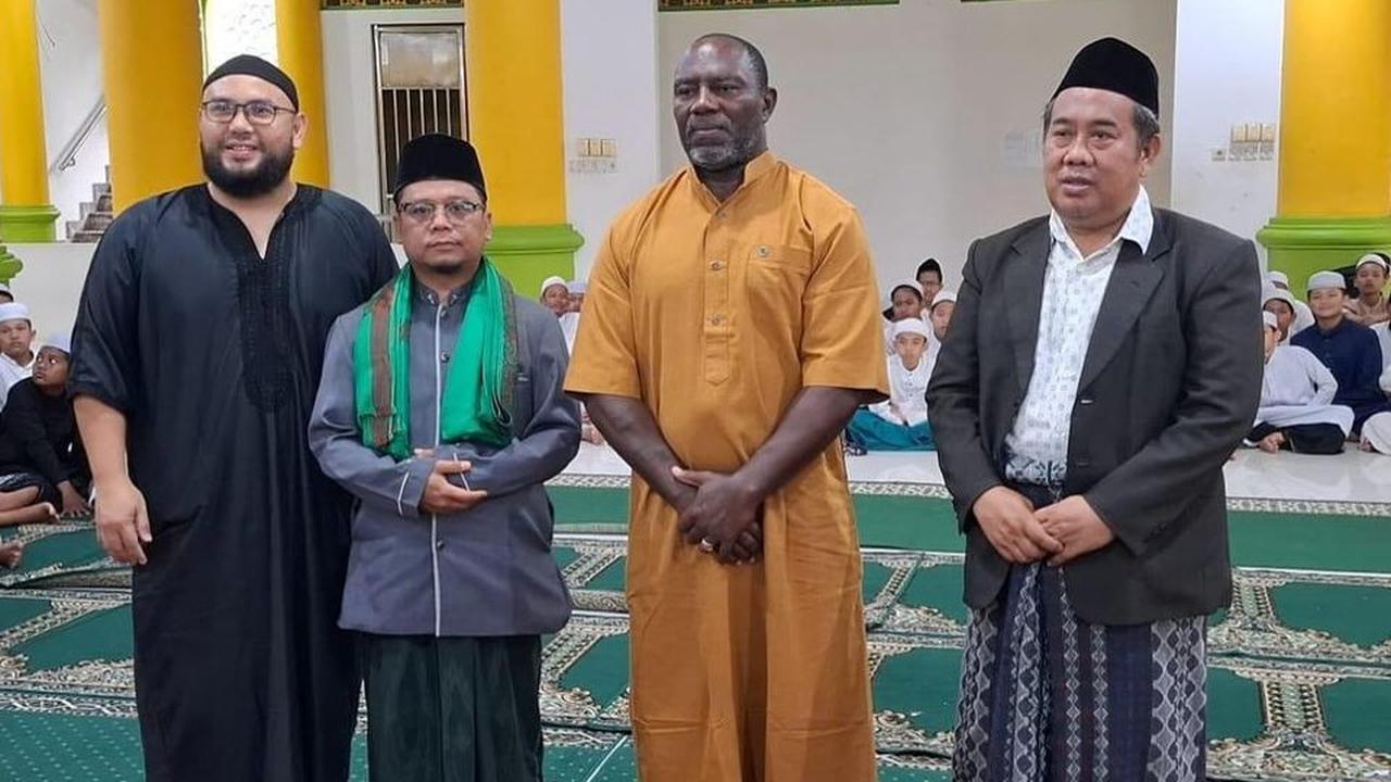 Sah jadi Mualaf, Momen Eks Pelatih Timnas Ucap Dua Kalimat Syahadat Ramai jadi Sorotan