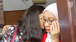 Terdakwa kasus dugaan penyebaran berita bohong atau hoaks Ratna Sarumpaet berbincang dengan anaknya Atiqah Hasiholan saat bersiap menjalani sidang lanjutan di PN Jakarta Selatan, Selasa (18/6/2019). Sidang beragendakan pembacaan pledoi atau nota pembelaan dari terdakwa. (Liputan6.com/Herman Zakharia