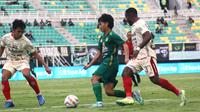 Gelandang Persebaya Surabaya, Muhammad Iqbal, dibayangi dua pemain Bali United, Lutfhi Kamal dan Privat Mbarga, dalam laga pekan ke-33 BRI Liga 1 2023/2024 di Stadion Gelora Bung Tomo, Surabaya, Rabu (24/4/2024) sore WIB. (Bola.com/Aditya Wany)