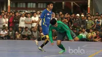 Pemain Timnas Futsal Indonesia, Septyan (kanan) berebut bola dengan pemain Antam FC pada laga uji coba di Tifosi Sport Center, Kalimalang, Jakarta Timur, (13/1/2017). (Bola.com/Nicklas Hanoatubun)
