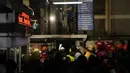 Penambang dan anggota penyelamat berkumpul di depan pintu masuk tambang di Amasra, di provinsi pesisir Laut Hitam Bartin, Turki, Sabtu (15/10/2022). Para pejabat mengatakan ledakan mematikan terjadi di dalam tambang batu bara di Turki utara Jumat malam , menjebak puluhan penambang. (AP/Khalil Hamra)