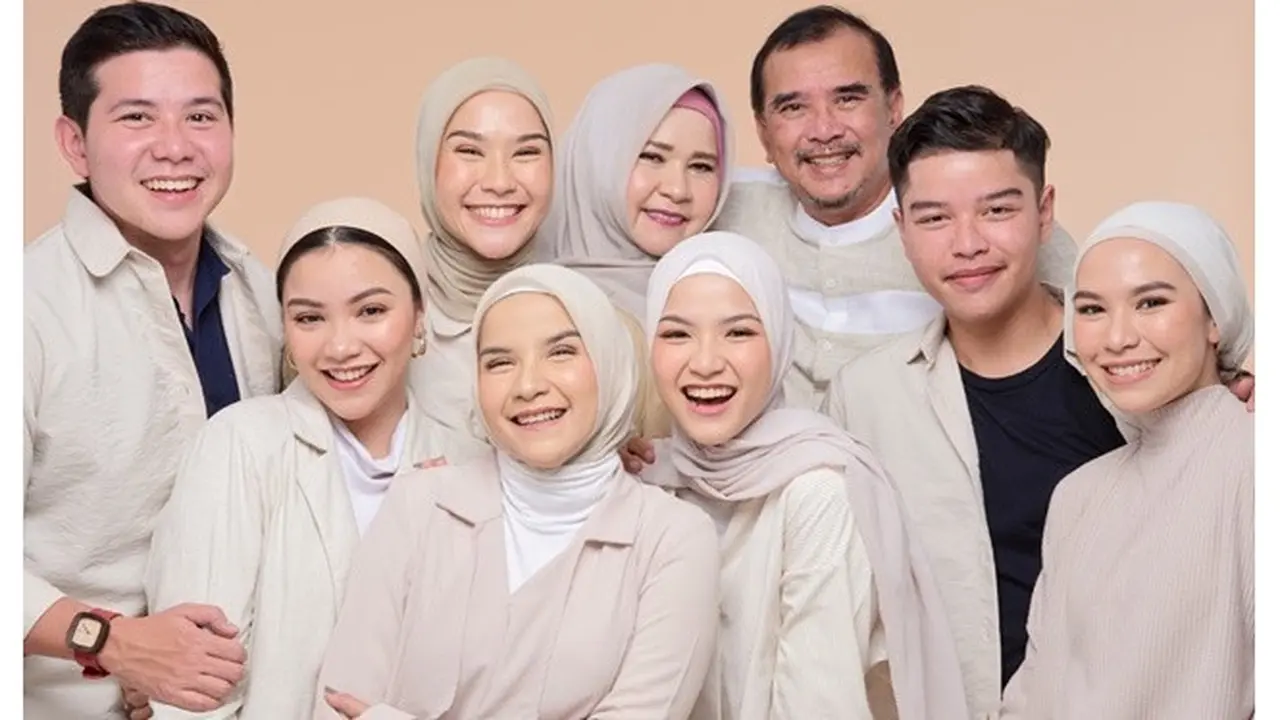 6 Potret Kompak Zaskia Mecca dengan Keenam Saudaranya, Sibling Goals