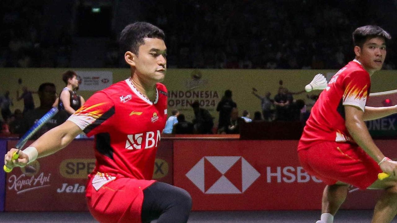 Ganda putra Indonesia, Leo Rolly Carnando/Daniel Marthin saat menghadapi kompatriotnya, Fajar Alfian/Muhammad Rian Ardianto pada babak 32 besar Indonesia Open 2024 di Istora Senayan, Jakarta, Rabu (5/6/2024). Leo/Daniel berhasil memenangkan duel melawan F