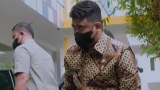 Bobby Nasution mengantar Panembahan Al Nahyan dan Sedah Mirah ke sekolah