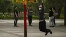 <p>Seorang pria yang mengenakan masker berolahraga di taman umum di Beijing, Kamis (21/4/2022). Di daratan Cina, jumlah kematian meningkat menjadi lebih dari 20 dalam wabah di Shanghai yang menutup kota terbesar di negara itu. (AP Photo/Mark Schiefelbein)</p>