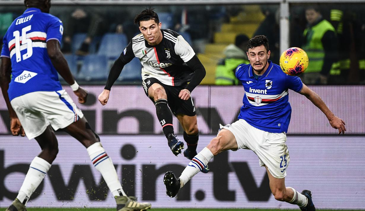 Striker Juventus, Cristiano Ronaldo, melepaskan tendangan ke gawang Sampdoria pada laga Serie A 2019 di Stadion Luigi Ferraris, Rabu (18/12). Juventus menang 2-1 atas Sampdoria. (AFP/Marco Bertorello)