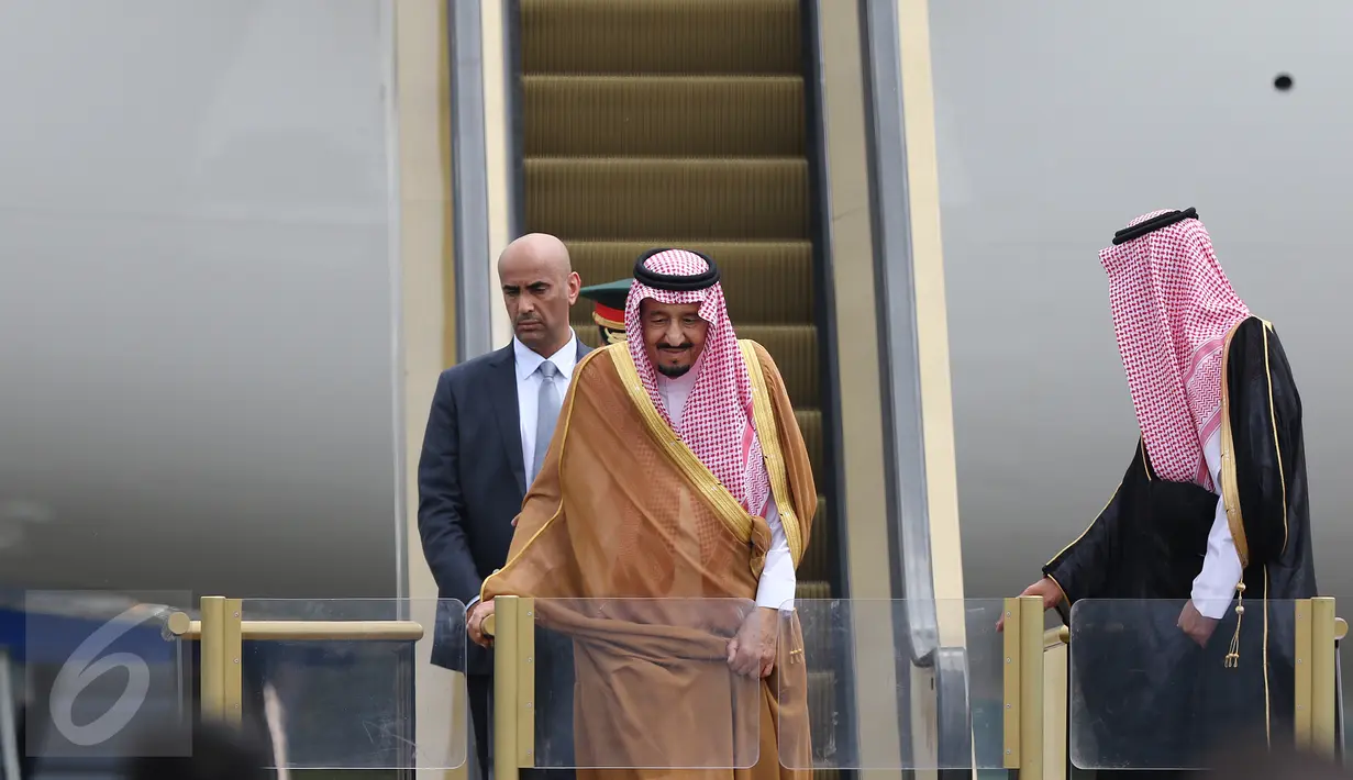 Raja Arab Saudi, Salman bin Abdul Aziz al Saud keluar dari pesawat, di Bandara Halim Perdanakusuma, Jakarta, Rabu (3/1). Rombongan Raja Salman tiba di Halim, untuk melakukan kunjungan kenegaraan di Indonesia pada 1-9 Maret 2017 (Liputan6.com/Fery Pradolo)