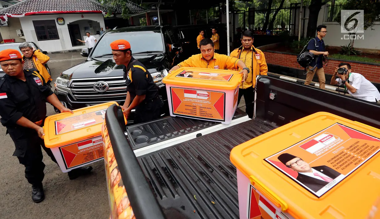 Petugas Partai Hanura menurunkan dokumen untuk didaftarkan ke Komisi Pemilihan Umum (KPU), Jakarta, Kamis (12/10). Partai Hanura secara resmi mendaftar sebagai peserta pemilihan umum 2019. (Liputan6.com/Johan Tallo)