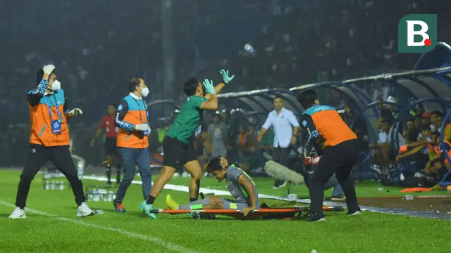 Foto: Suasana Mencekam Kericuhan usai Laga Arema FC Vs Persebaya Surabaya Pada Laga Lanjutan BRI Liga 1 2022/2023