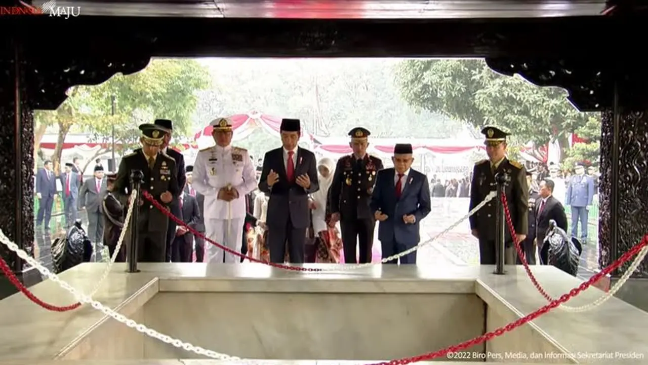 Presiden Joko Widodo atau Jokowi dan Wakil Presiden Ma'ruf Amin meninjau lokasi sumur Lubang Buaya dalam peringatan Hari Kesaktian Pancasila, 1 Oktober 2023.