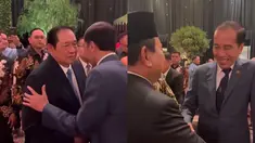 Dalam sebuah foto yang beredar, SBY dan Jokowi terlihat berjabat tangan erat dengan ekspresi serius. Momen ini menjadi sorotan karena keduanya jarang terlihat dalam satu acara dengan interaksi sedekat itu. Foto lainnya menunjukkan Prabowo dan Jokowi berbincang dengan senyum lebar, menciptakan suasana yang lebih akrab. (Liputan6.com/IG/@jokowi)
