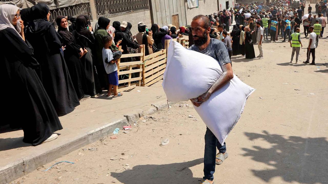 FOTO: Sekarung Tepung Harapan di Tengah Krisis Pangan  di Gaza yang Makin Parah